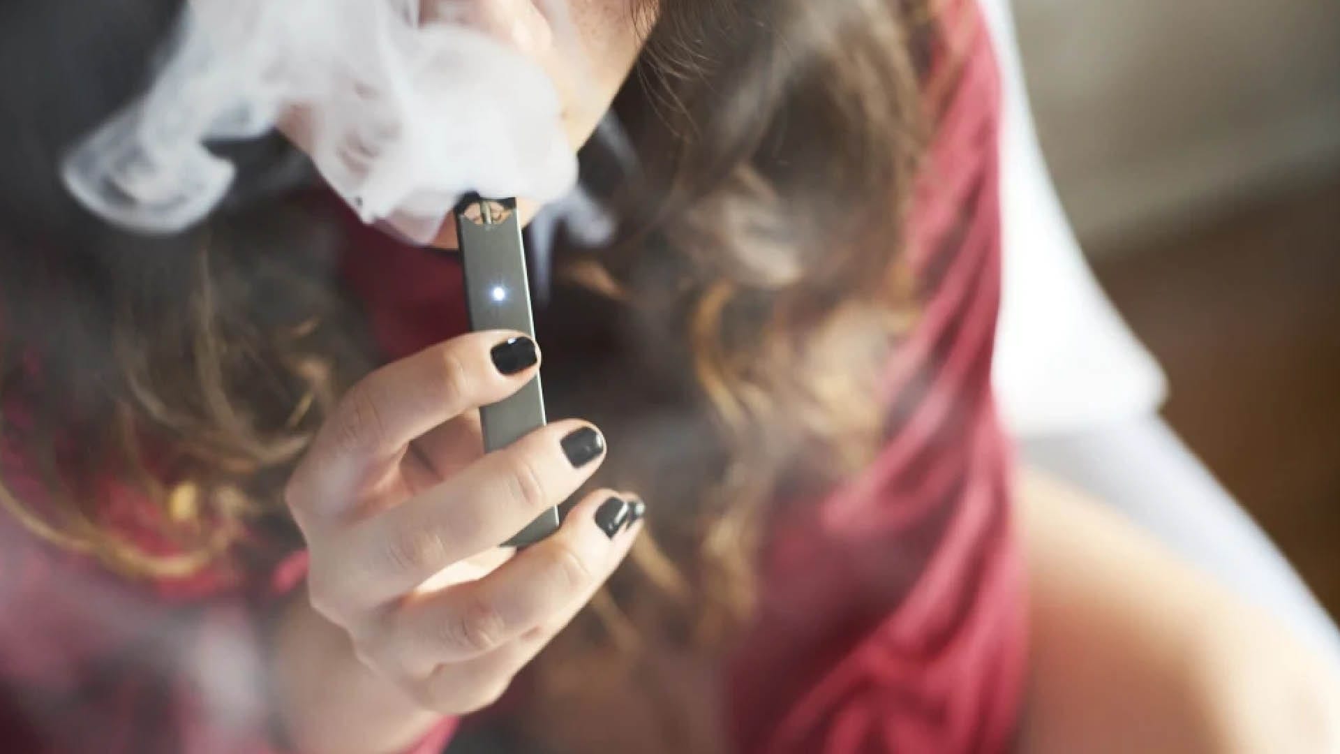 نکاتی که قبل از خرید ویپ باید بدانید - Vaping girl min