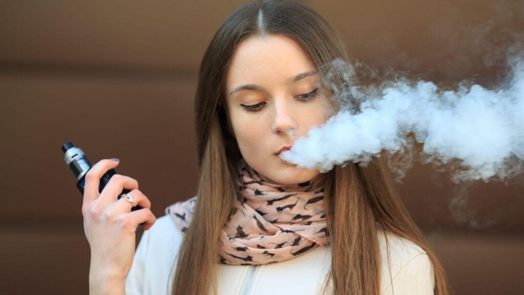 نکاتی که قبل از خرید ویپ باید بدانید - vaping picture girl min