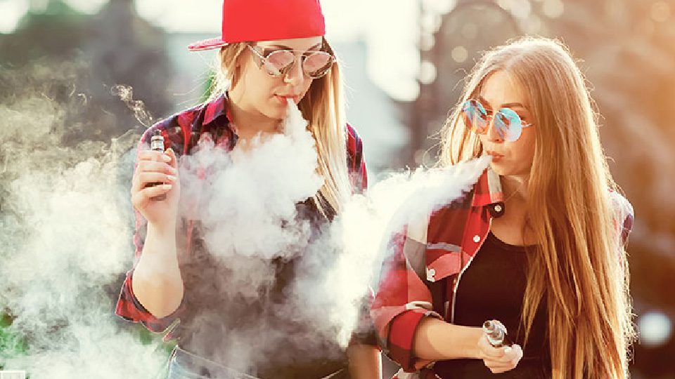 مدت زمان ماندگاری نیکوتین در بدن شما چقدر است؟ - Two girl vaping