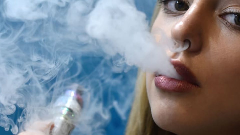 آیا ضرر ویپینگ هم اندازه سیگار کشیدن است؟ - Vape girl