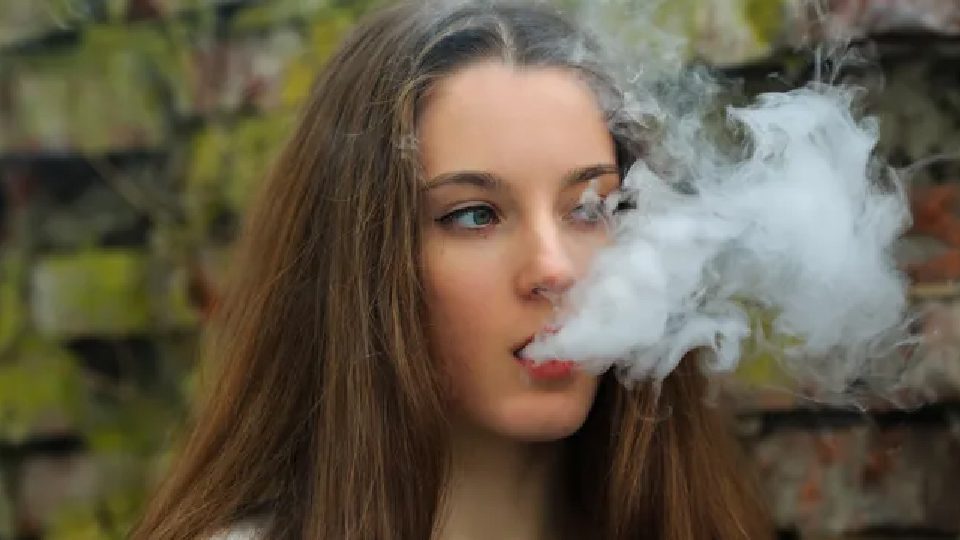 آیا ضرر ویپینگ هم اندازه سیگار کشیدن است؟ - Vaping Girl pictureeee