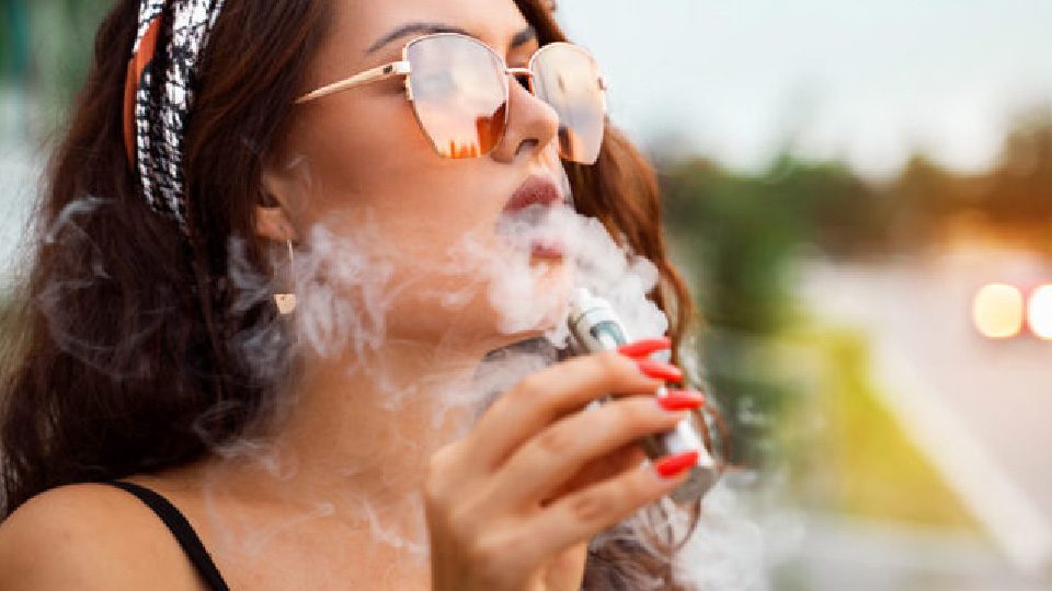 چگونه کویل ویپ و پاد را تمیز کنیم - Vaping face girl