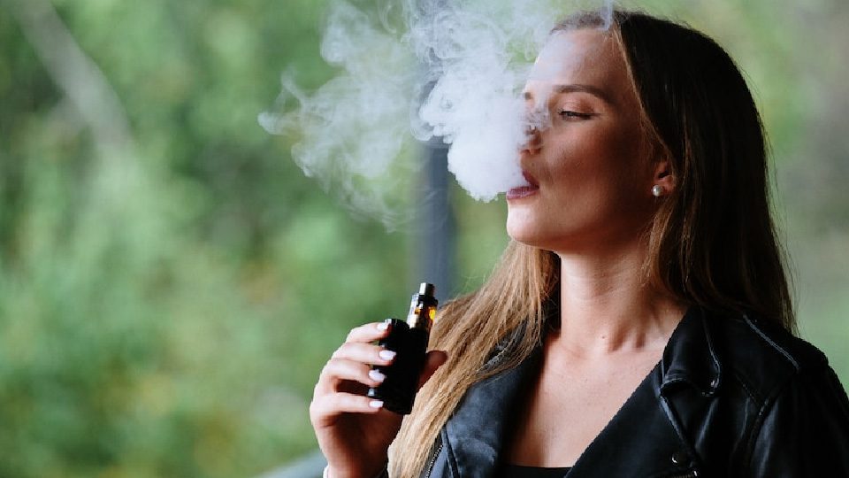 معرفی دستگاه ویپ، انواع ویپ ها و چگونگی کار با آن ها - Vaping picture girl bi