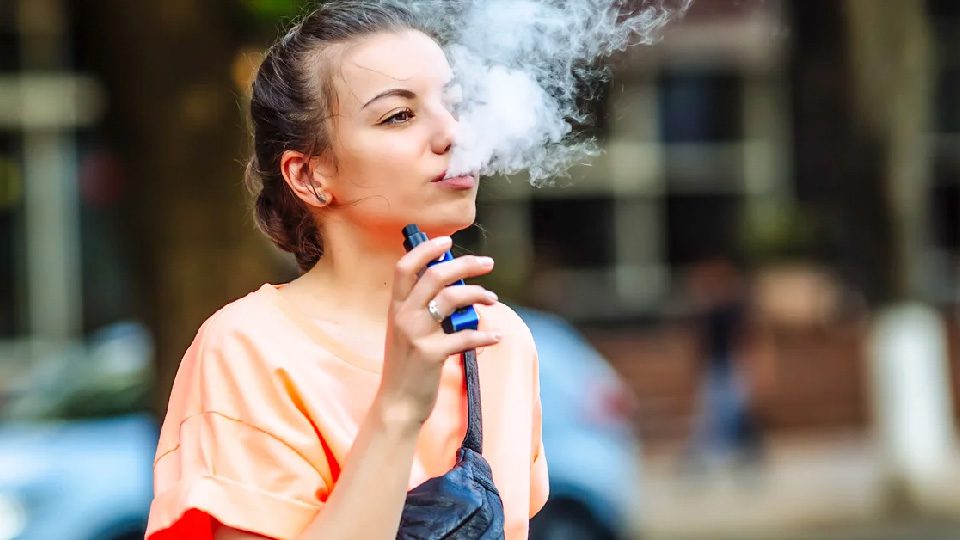 آیا ضرر ویپینگ هم اندازه سیگار کشیدن است؟ - Vaping picture girl