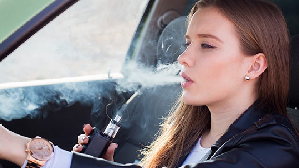 مدت زمان ماندگاری نیکوتین در بدن شما چقدر است؟ - vaping in car